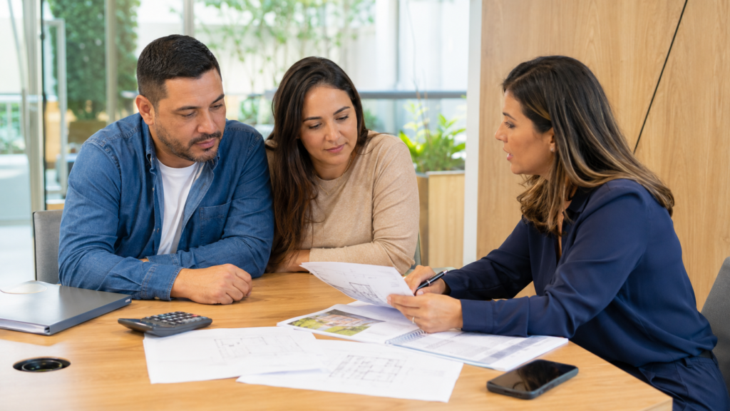 Casal analisando as condições do financiamento imobiliário.