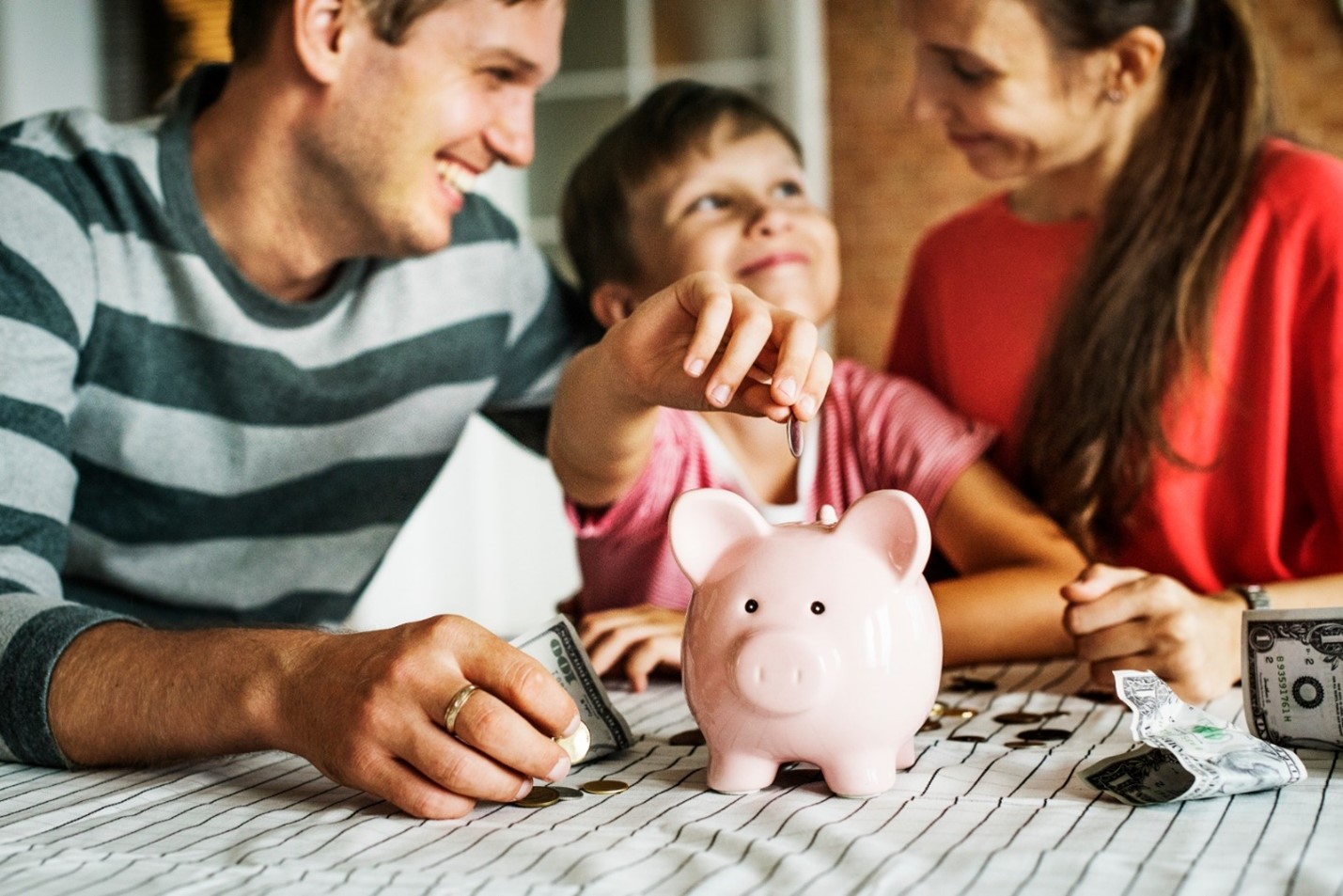 Renda informal: família feliz juntando dinheiro para financiar uma casa.