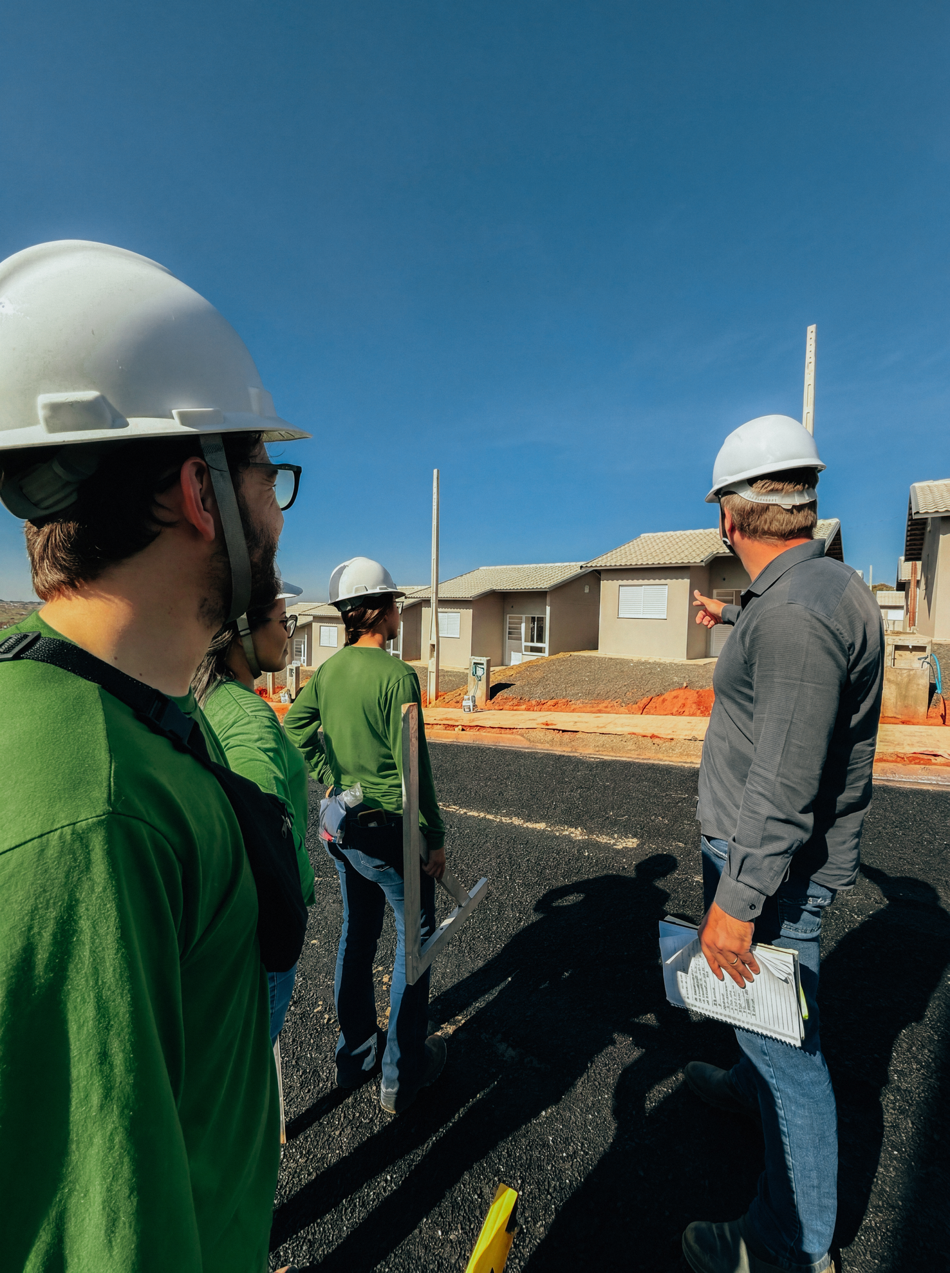 engenheiros acompanhando obra ecovita
